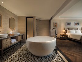 Un baño moderno con una bañera independiente, un tocador con espejo y una zona de ducha.