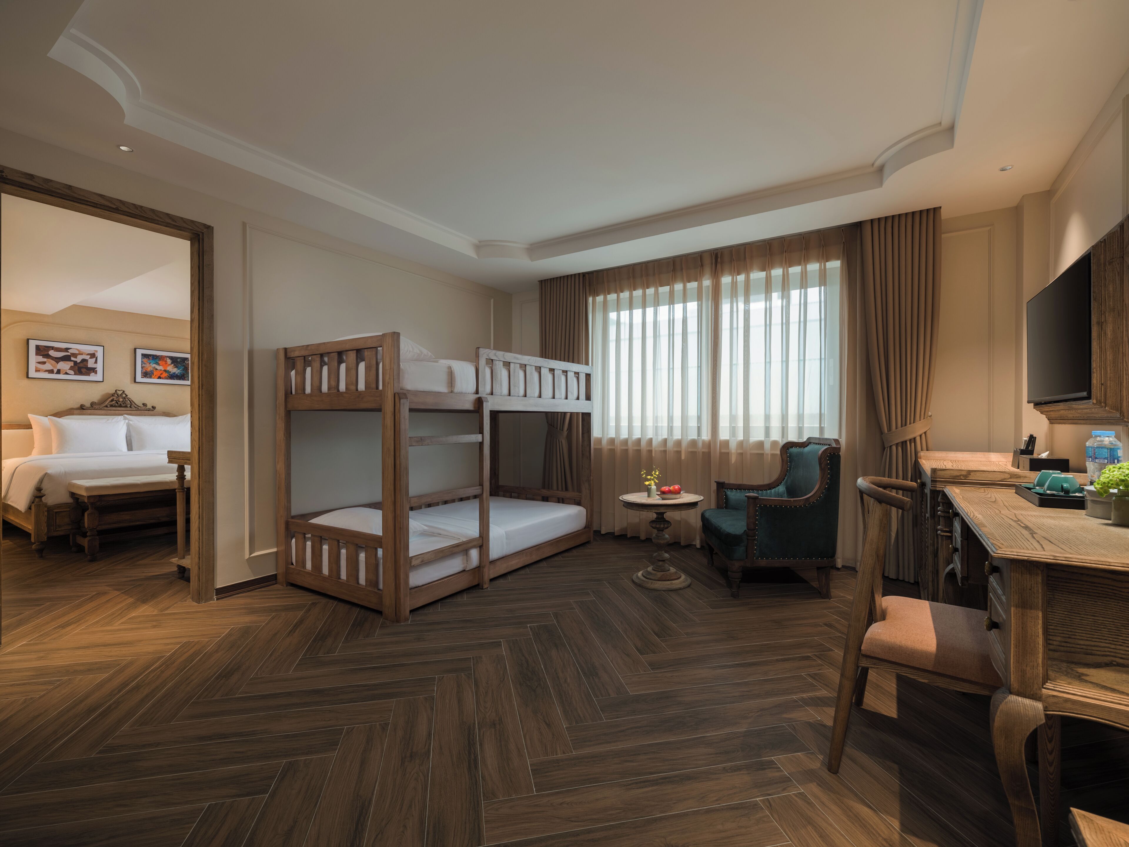 Family Connecting | In-room safe, soundproofing, iron/ironing board, free WiFi