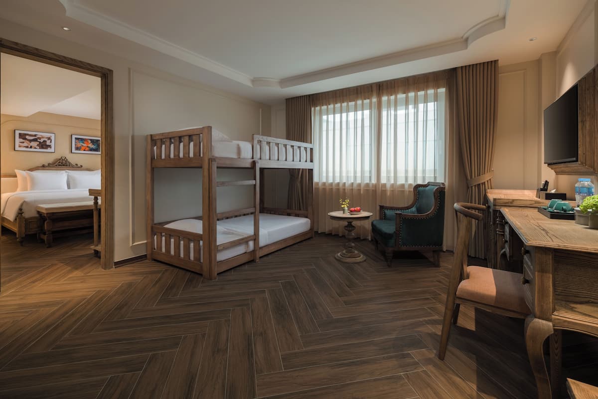 Habitación cuádruple familiar, balcón, vistas al jardín | Colchones con acolchado adicional y caja fuerte