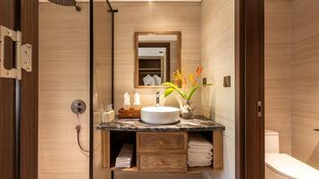 Une salle de bain moderne avec un lavabo en marbre, un meuble-lavabo en bois, un miroir et une douche.