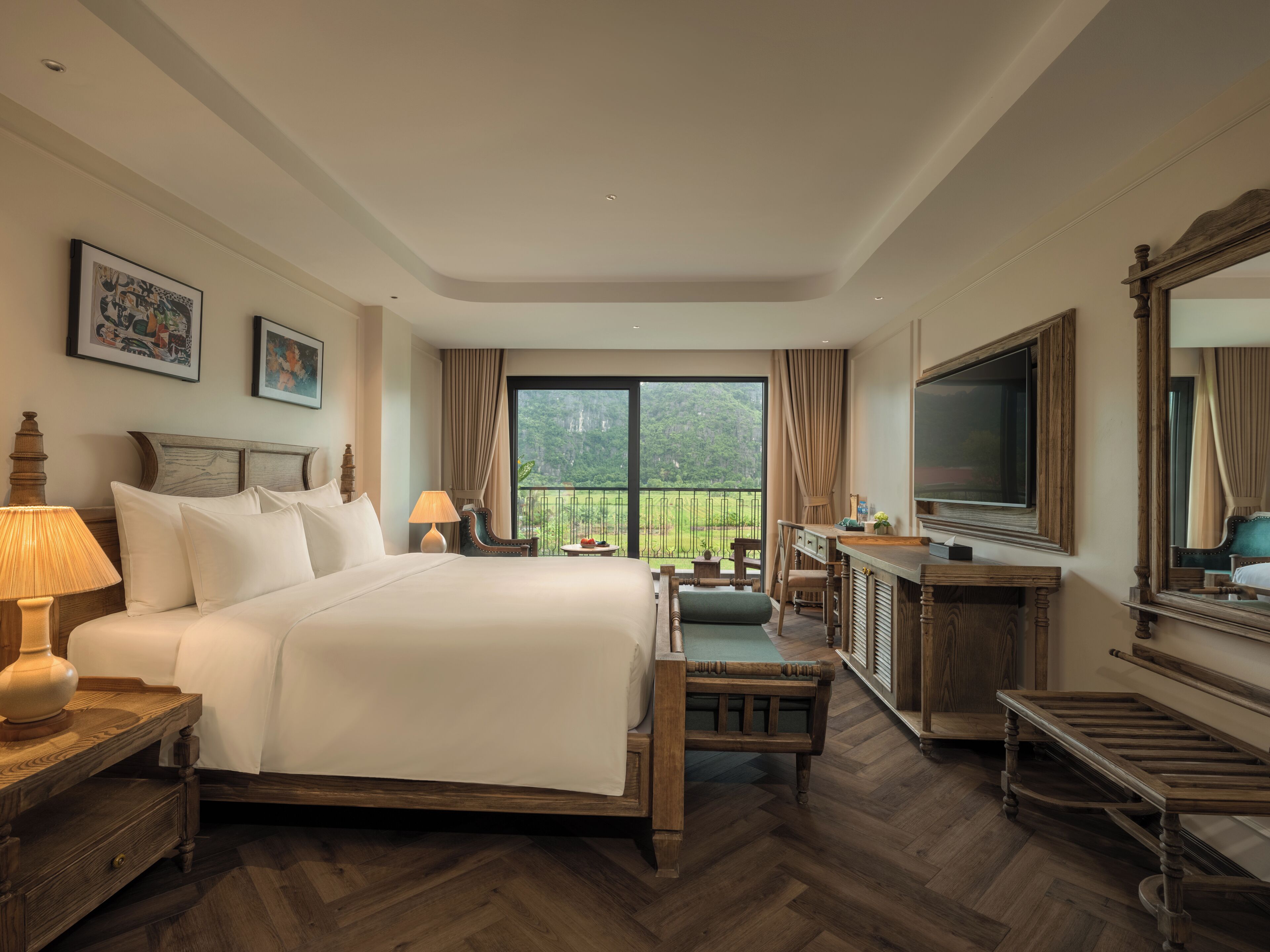  King Suite Mountain View | In-room safe, soundproofing, iron/ironing board, free WiFi