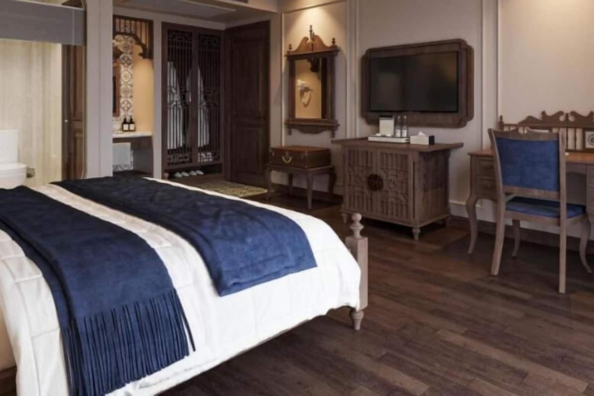 Double or Twin Room, Balcony, Courtyard View | In-room safe, soundproofing, iron/ironing board, free WiFi