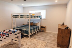 Ferros/tábuas de passar roupa, acesso à internet, roupa de cama