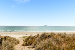 Beach nearby - The Lumiere House -Elegance in Mt Maunganui (Mount Maunganui)
