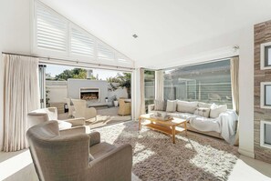 TV, fireplace, offices - The Lumiere House -Elegance in Mt Maunganui (Mount Maunganui)