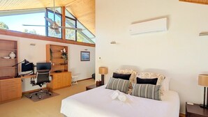 Ein modernes Schlafzimmer mit einem großen Bett, einem Schreibtisch und einem Stuhl.