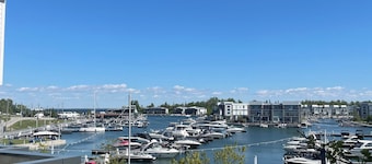 FRIDAY HARBOUR WATERFRONT CHIC GETAWAY
