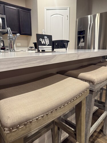 The Camden Retreat Sleeps 10 Fast WiFi  80 Inch TVs