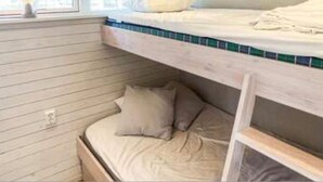 A bunk bed with a view of the outdoors through a window. - Skummeslöv Beach Home S, Skummeslövstrand, Sweden (Skummeslövstrand)