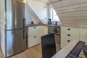 Fridge, microwave, oven, stovetop - The Aspö Hideaway 80, Drottningskär, Sweden (Drottningskär)