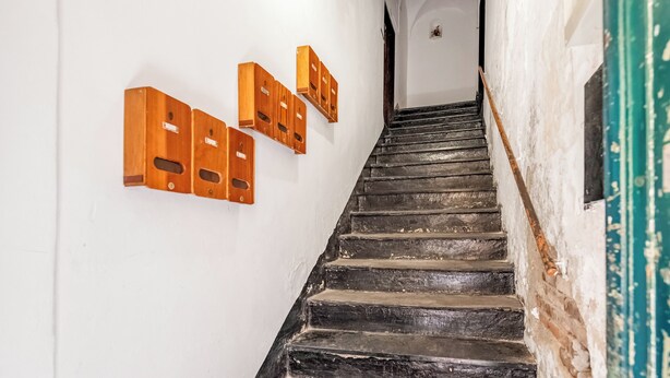 A staircase with wooden mailboxes on the wall. - Da Stefano Historical Center 5 min to Aquarium, Genova, Italy (Genova)