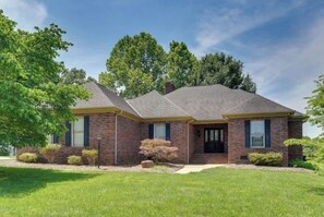 Exterior - Spacious Home-Game Room - Private Pond - Sleeps 16 (Midland)