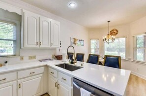 Private kitchen - Spacious Home-Game Room - Private Pond - Sleeps 16 (Midland)