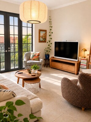 Smart-TV, Bücher, Musikbibliothek, Computerbildschirme