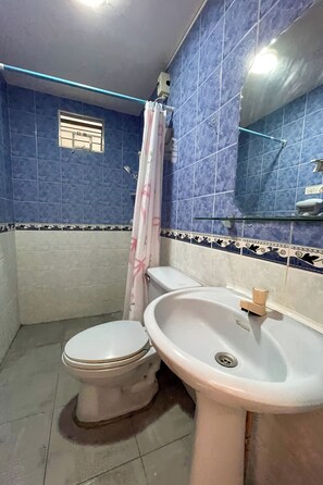 Phòng 4 dành cho gia đình | Phòng tắm | Buồng tắm vòi sen, khăn tắm, xà phòng, dầu gội 
