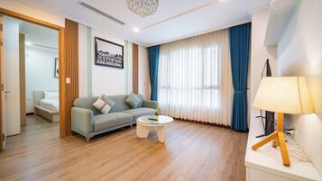 Apartemen Deluks, pemandangan kota | Meja kerja, ruang kerja ramah laptop, dan tirai kedap cahaya
