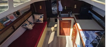 Quaint 1-bedroom house boat in beautiful Sausalito waters