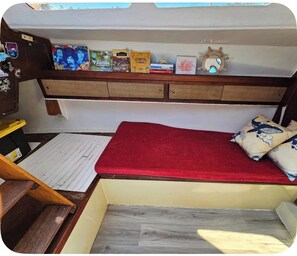 Interior - Quaint 1-bedroom house boat in beautiful Sausalito waters (Sausalito)