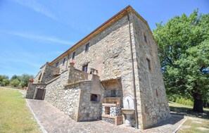 A stone building with a tiled roof, a small porch, and a fountain. - Pet friendly home in Allerona (Allerona)