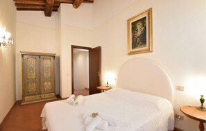 A hotel room with a bed, a wardrobe, a painting, and a mirror. - Pet friendly home in Allerona (Allerona)