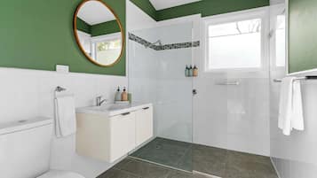 Shower, hair dryer, towels, shampoo