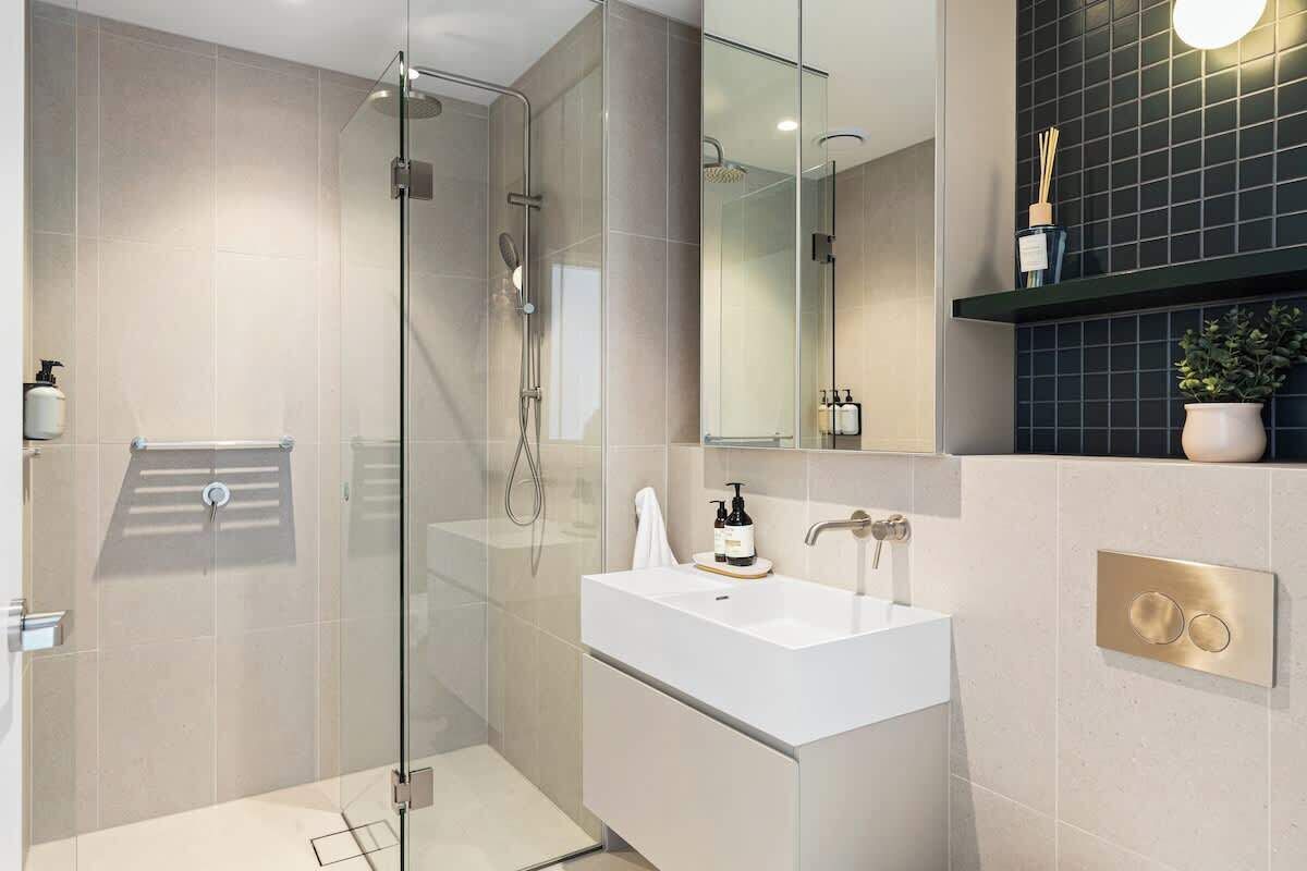Shower, hair dryer, towels, shampoo