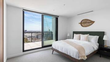 Desk, iron/ironing board, WiFi, bed sheets