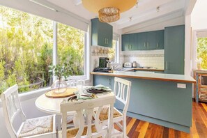 Dining - Cosy 2 Bedroom Cottage with spabath and fireplace (Kalorama)
