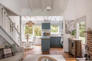 Interior - Cosy 2 Bedroom Cottage with spabath and fireplace (Kalorama)