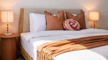Desk, iron/ironing board, WiFi, bed sheets