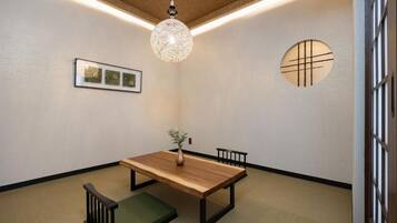 Basic Apartment | Dining