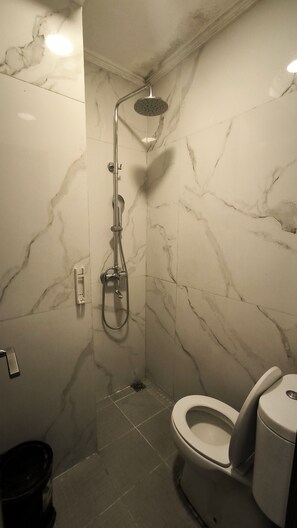 Bathroom - Stadio Hostel (Kota Yogyakarta)