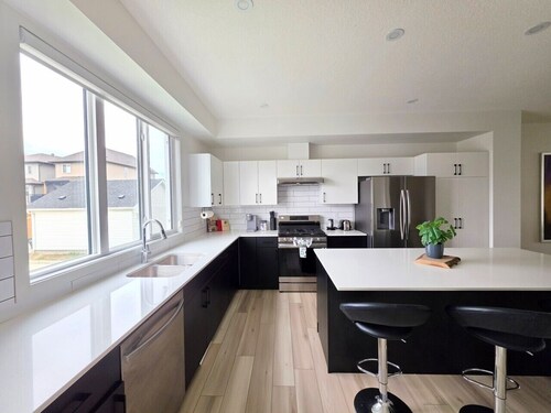 Modern 5BR Executive Home with Private Gym Space | Sleeps 10 | SW Edmonton