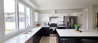 Modern 5BR Executive Home with Private Gym Space | Sleeps 10 | SW Edmonton