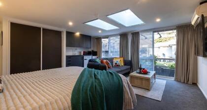 Bright Modern Guesthouse - Free Parking, Near CBD
