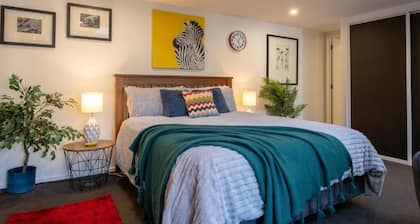 Bright Modern Guesthouse - Free Parking, Near CBD