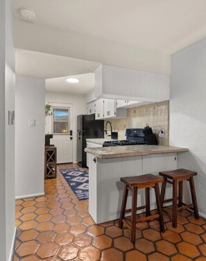 Private kitchen - Cozy Old Town Scottsdale Retreat - Unit 3 (Scottsdale)