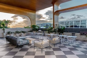 A rooftop terrace with outdoor seating, a view of the city skyline, and a modern architectural design. - The Gallery | Lux Studio in Wynwood (Miami)