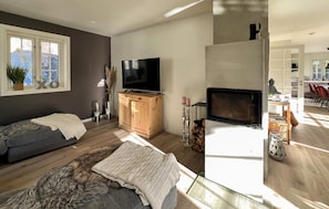 TV, fireplace - Stunning home in Lyngdal with WiFi (Lyngdal)