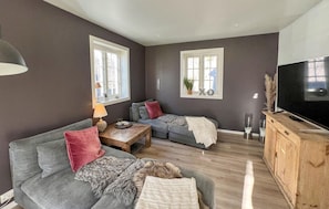 TV, fireplace - Stunning home in Lyngdal with WiFi (Lyngdal)