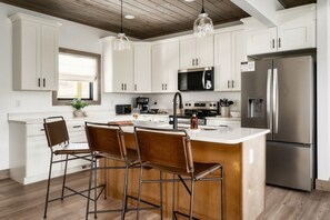 Coffee/tea maker, fridge, microwave, oven - GameRoom/HotTub/VIEWS/3Masters/DaybedSwing/LUXE (Gatlinburg)