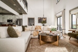 TV, fireplace - GameRoom/HotTub/VIEWS/3Masters/DaybedSwing/LUXE (Gatlinburg)