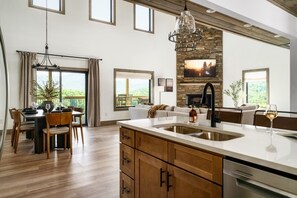 Dining - GameRoom/HotTub/VIEWS/3Masters/DaybedSwing/LUXE (Gatlinburg)