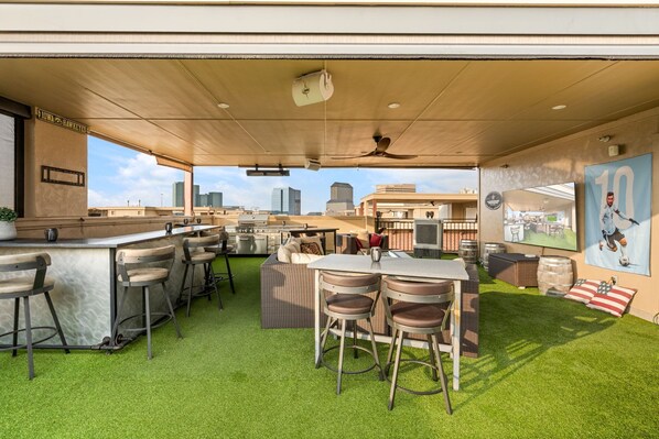 Outdoor dining - Sky house in LasColinas near Dallas Stadium in Arlington (Irving)