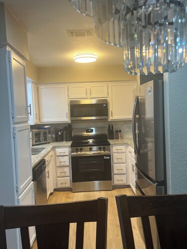 Spacious 4-bedrm house in Arlington with AC & located 4.5m/7.24km from Stadium.