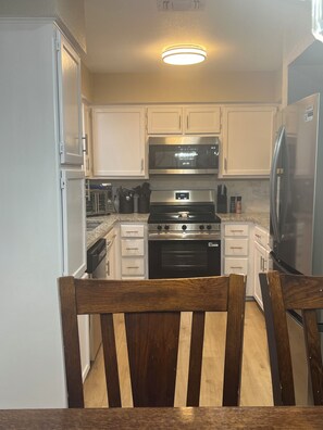 Private kitchen - Spacious 4-bedrm house in Arlington with AC & located 4.5m/7.24km from Stadium. (Arlington)