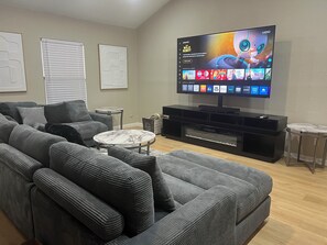 Living area - Spacious 4-bedrm house in Arlington with AC & located 4.5m/7.24km from Stadium. (Arlington)