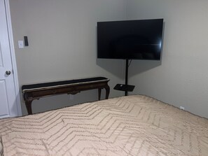 Room - Spacious 4-bedrm house in Arlington with AC & located 4.5m/7.24km from Stadium. (Arlington)