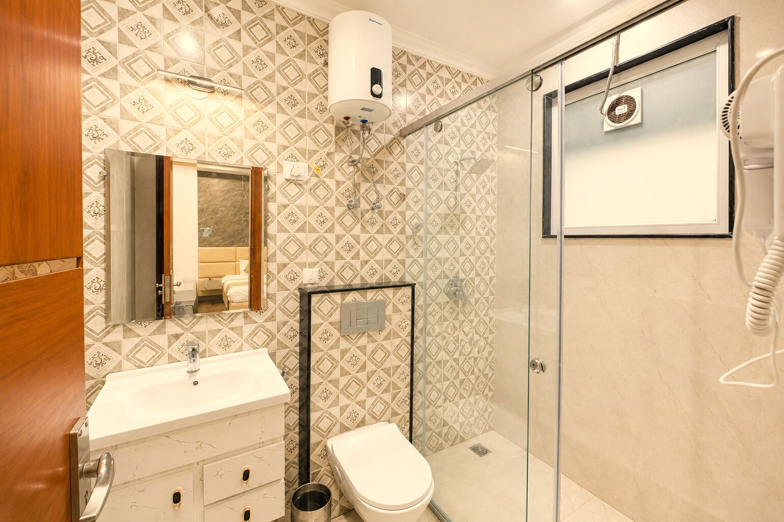 Ein Badezimmer mit Dusche, Toilette, Waschbecken und Spiegel.