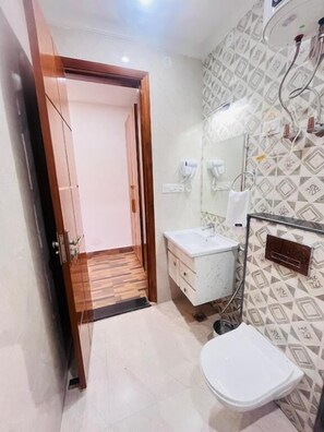 Đồ dùng nhà tắm miễn phí, máy sấy tóc, khăn tắm, xà phòng 